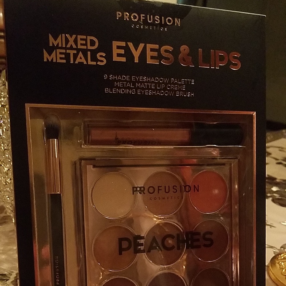 Mettalic Eyeshadows and Matte lip creme and brush